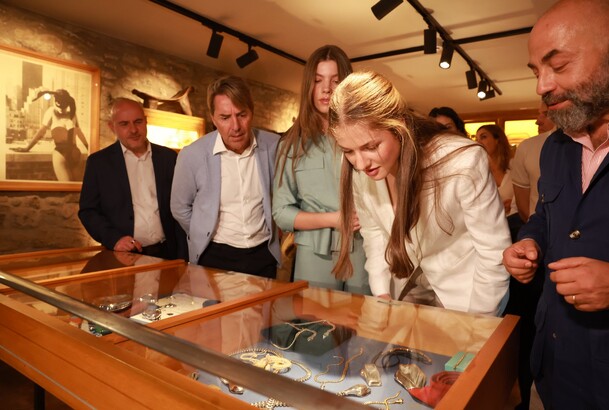 Doña Leonor examina las piezas expuestas en el museo bajo la atenta mirada de Doña Sofía